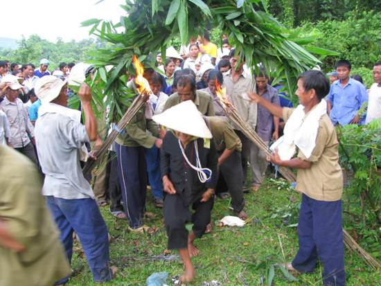 Lễ tang của đồng bào H’rê ở An Lão