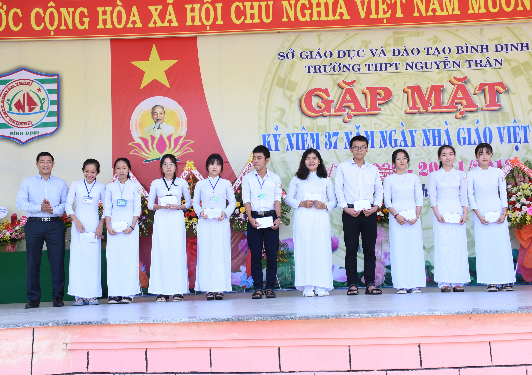 Trao 29 suất học bổng trị giá 29 triệu cho 29 học sinh tiêu biểu của trường THPT Nguyễn Trân