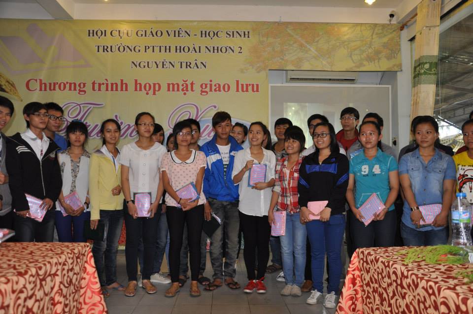 Họp mặt cựu giáo viên học sinh Hoài Nhơn 2 - Nguyễn Trân năm 2012