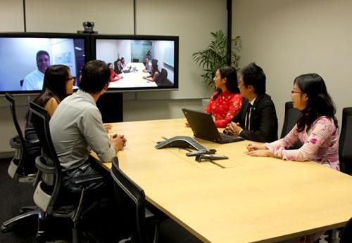 Cầu truyền hình giao lưu giữa cựu GV-HS Hoài Nhơn 2 - Nguyễn Trân tại TP.HCM và trường Hoài Nhơn 2 Nguyễn Trân.