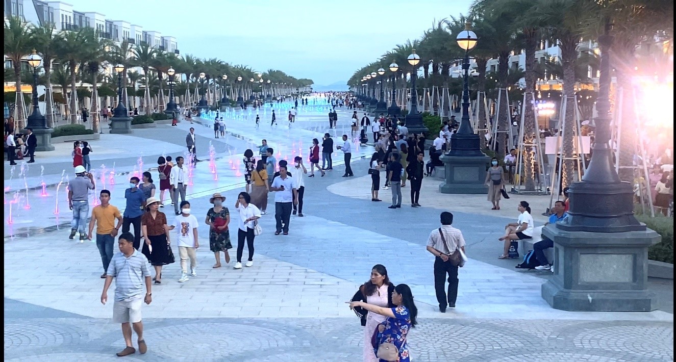 CHUYẾN ĐI HẠNH PHÚC - Bài viết của cô Vương Thị Khanh giáo viên trường THPT Nguyễn Trân