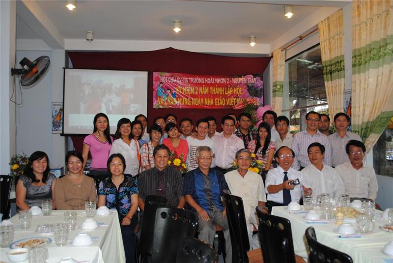 Họp mặt cựu giáo viên, học sinh Hoài Nhơn 2 - Nguyễn Trân năm 2011