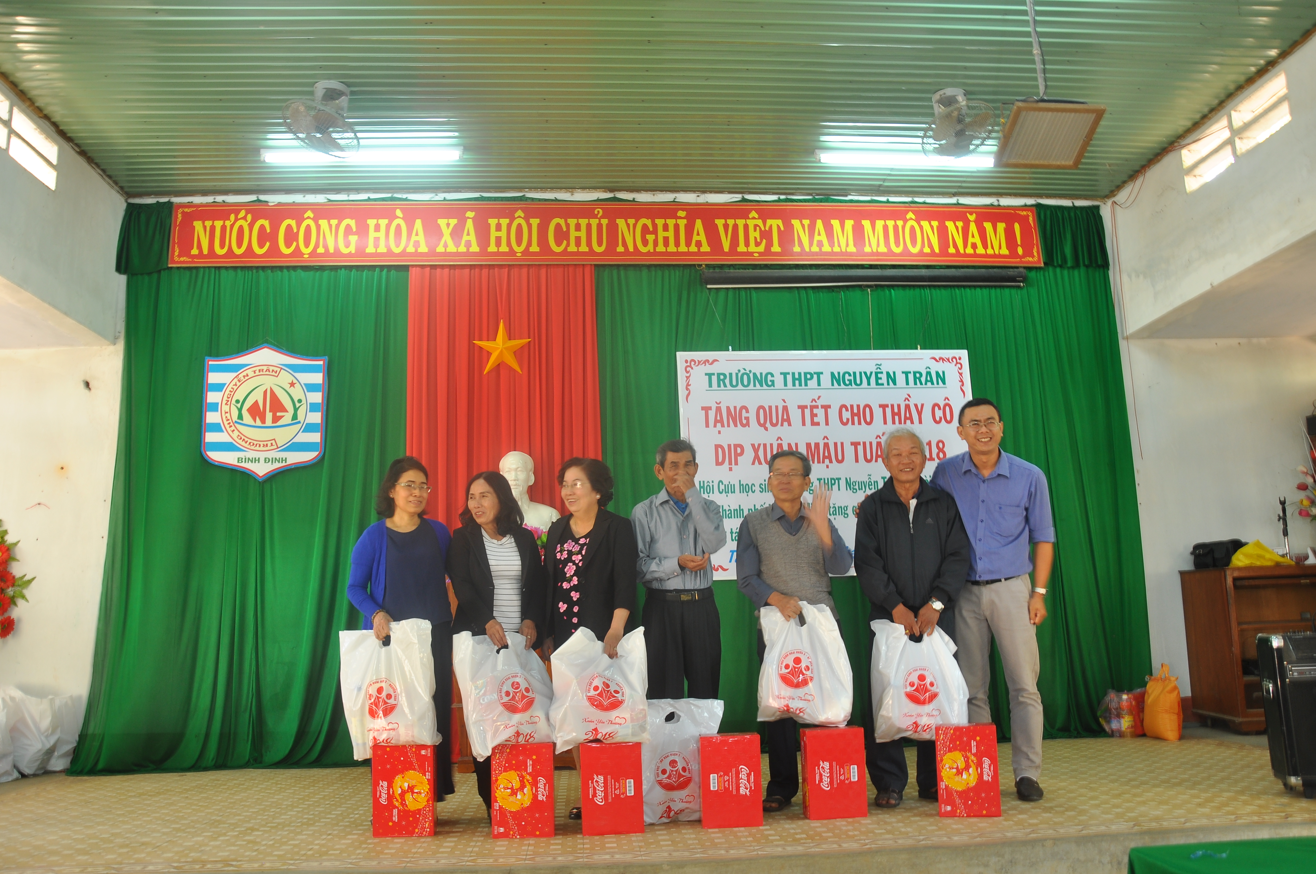 Hội tặng quà cho Quý thầy cô và học sinh dịp tết xuân Mậu Tuất 2018