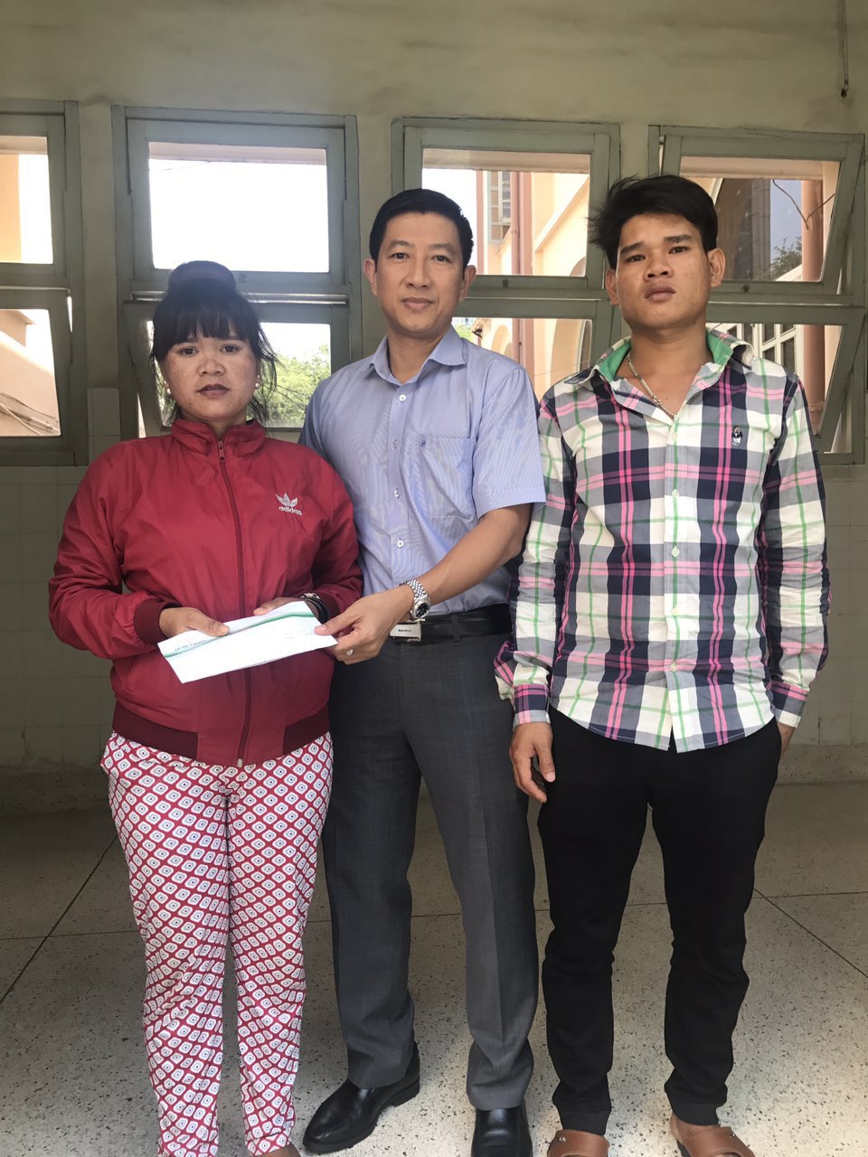 Anh V&otilde; Văn Thư  trao tặng 70tr cho gia đ&igrave;nh b&eacute; My