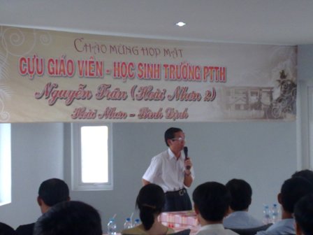 Họp cựu gi&aacute;o vi&ecirc;n học sinh trường THPT Nguyễn Tr&acirc;n (Ho&agrave;i Nhơn2)