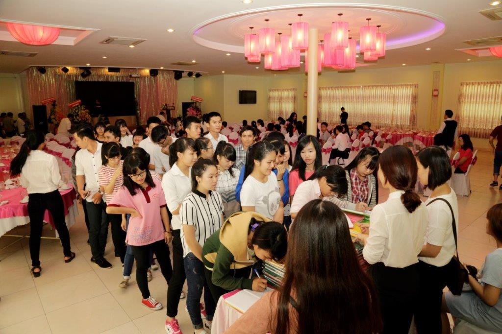 Cựu học sinh nhận qu&agrave; do c&ocirc;ng ty cổ phần Hoa Anh Thảo t&agrave;i trợ