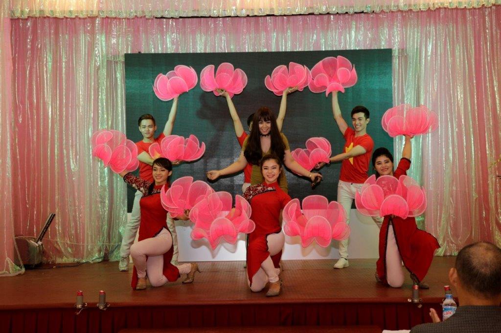 Ca kh&uacute;c mở m&agrave;n "T&ocirc;i y&ecirc;u" do Hải Đường c&ocirc;ng ty Hưng Thịnh tr&igrave;nh b&agrave;y