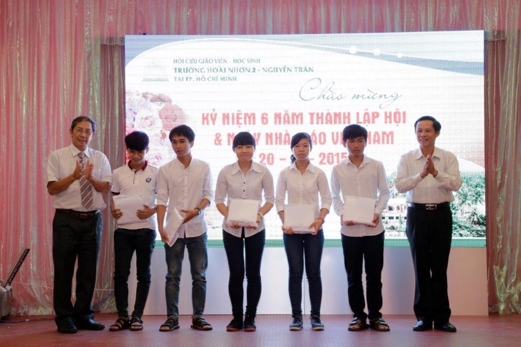 &Ocirc;ng Phạm Trương v&agrave; thầy Trần L&acirc;m trao học bổng cho cựu học sinh