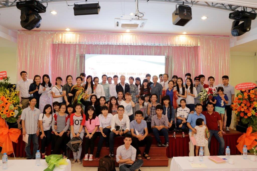 Thầy v&agrave; tr&ograve; c&ugrave;ng nhau chụp tấm ảnh lưu niệm