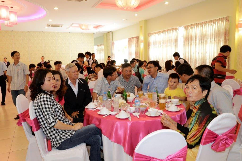 Kết th&uacute;c phần lễ l&agrave; buổi tiệc th&acirc;n mật