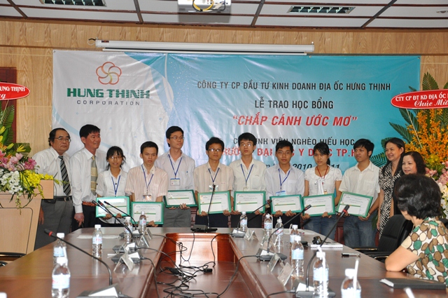 Ban l&atilde;nh đạo nh&agrave; trường chia nềm vui c&ugrave;ng sv trong lễ trao học bổng. (Nguyễn Hồng Thoại đứng thứ 4 từ b&ecirc;n tr&aacute;i) 