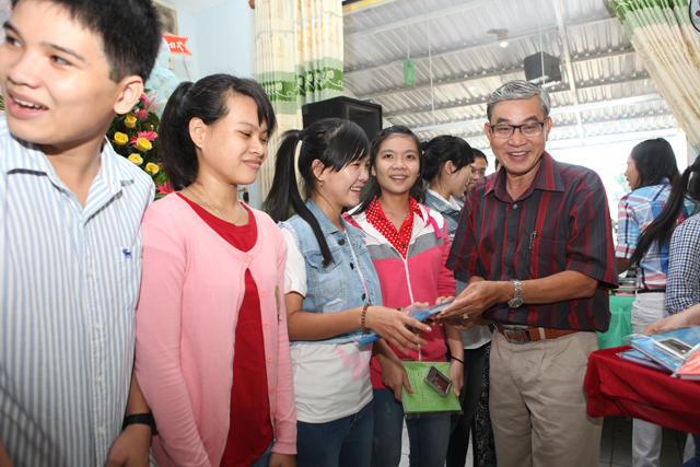 Thầy Ưng Tấn Thạch trao tặng qu&agrave; lưu niệm cho cựu học sinh