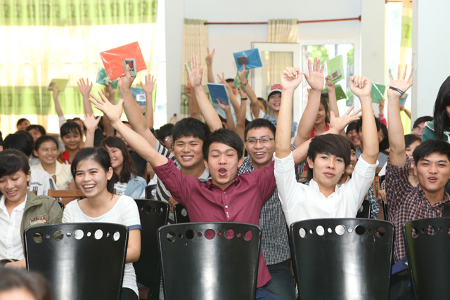 Niềm vui nhận được qu&agrave; của cựu học sinh