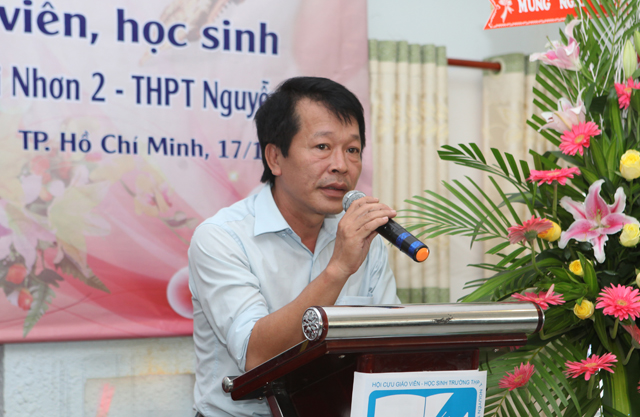 Thầy Nguyễn Văn Minh ph&aacute;t biểu tại buổi họp mặt