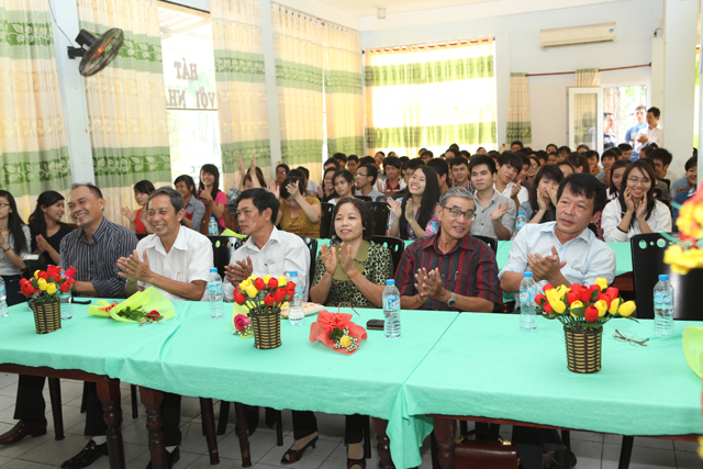 Kh&agrave;n ph&ograve;ng s&ocirc;i động bởi c&aacute;ch n&oacute;i chuyện của anh Nguyễn Đ&igrave;nh Trung