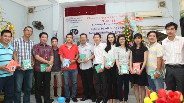 Niềm vui nhận được qu&agrave; của cựu học sinh (tt)