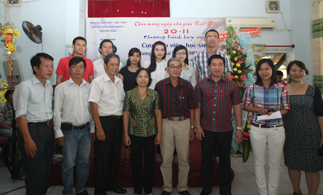 Thầy tr&ograve; c&ugrave;ng nhau chụp h&igrave;nh lưu niệm