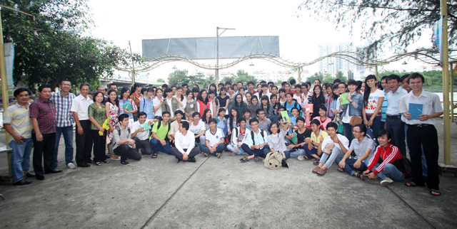 Hội cựu gi&aacute;o vi&ecirc;n học sinh Ho&agrave;i Nhơn 2 Nguyễn Tr&acirc;n chụp ảnh lưu niệm